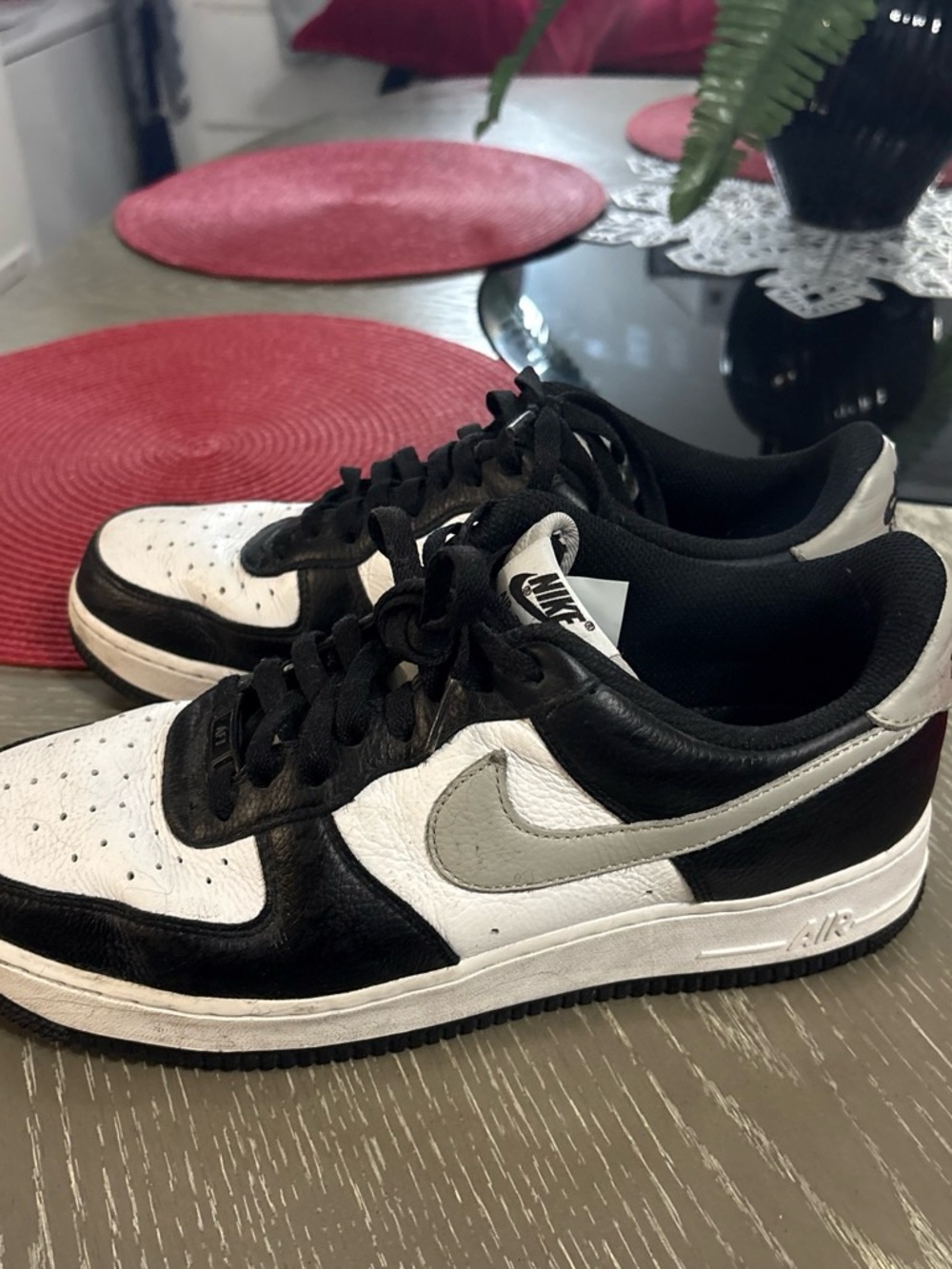 Nike Low-Top Sneakers — Black, White & Gray Swoosh
